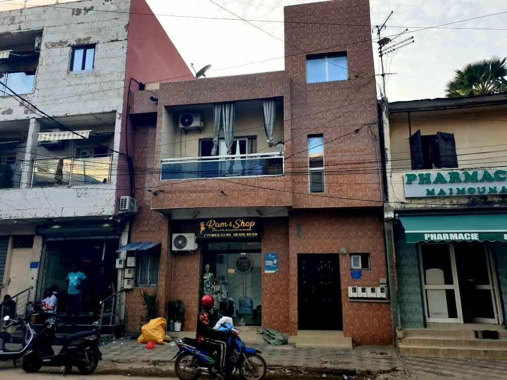 Villa R+1 à Vendre à Médina Rue 37 – Emplacement Commercial Idéal à Dakar