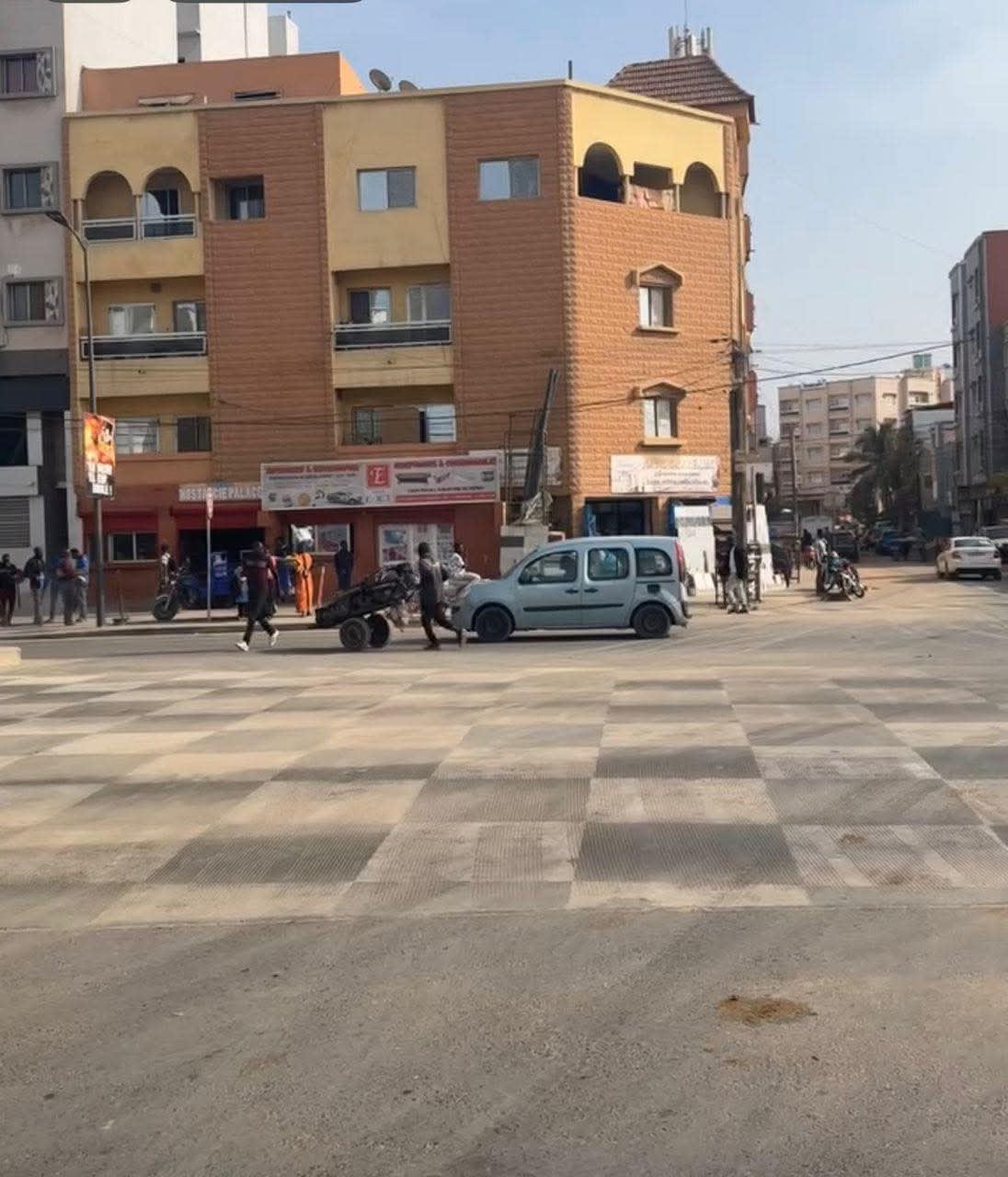 Immeuble R+3 Angle 340m² à Vendre Cité Soprime Patte d'Oie - Face BRT | 6 Magasins + Apparts | 4M/mois | 450M FCFA VMT