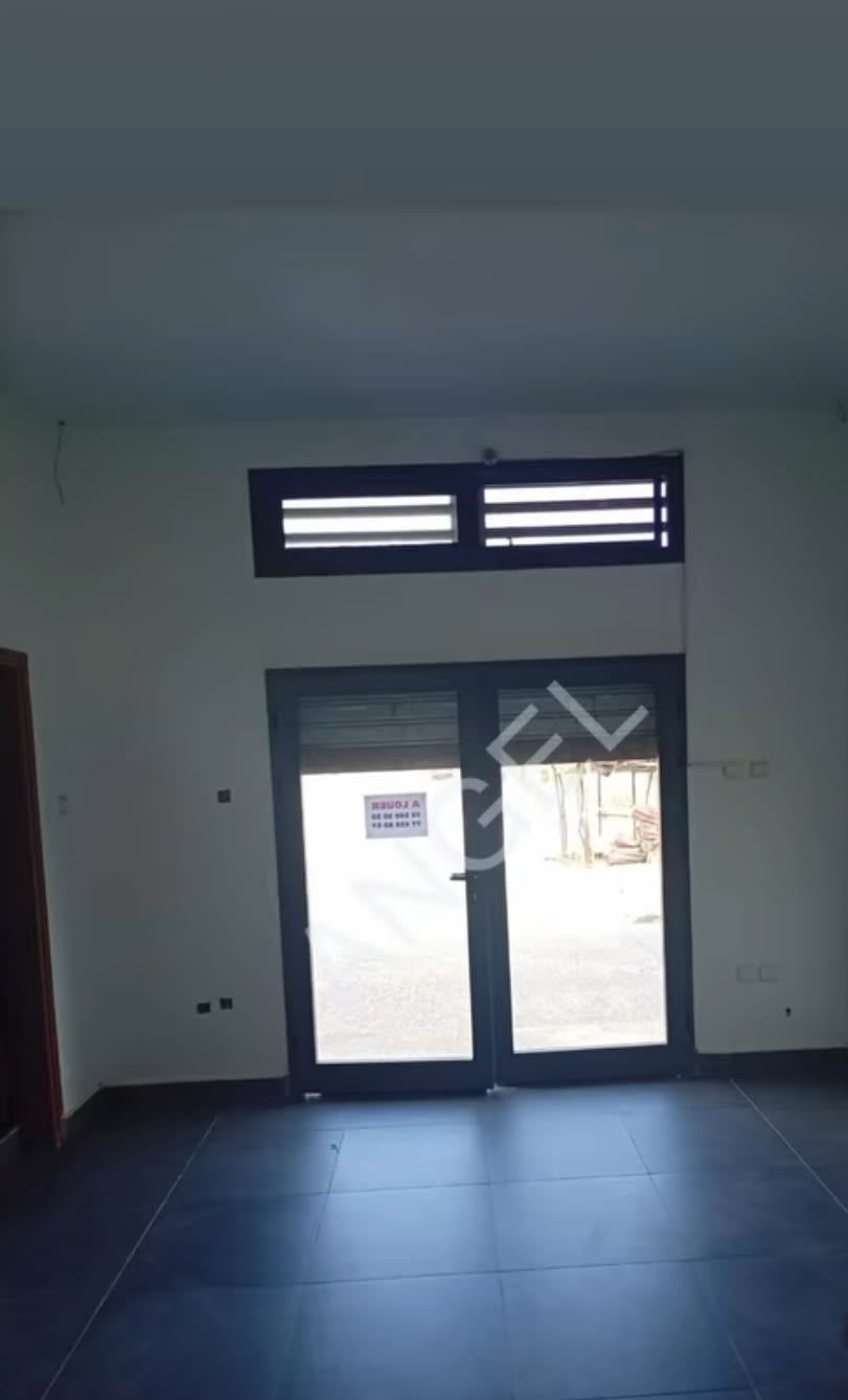 Local Commercial 22m² à Louer Saly - Face Urgences 24 | Internet Inclus + SDB | 160 000 FCFA/mois