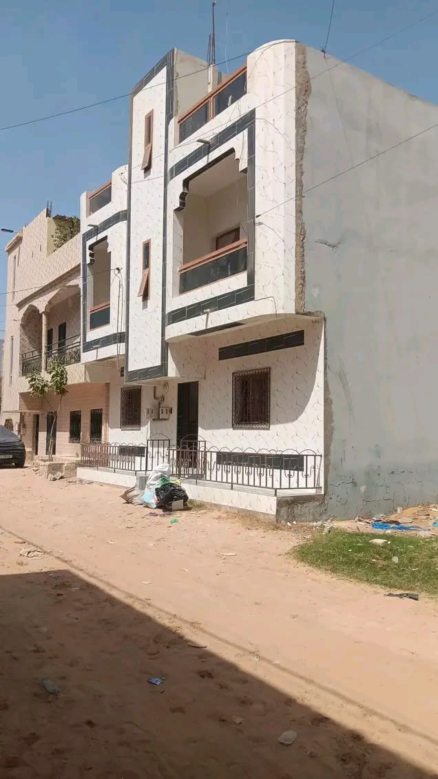 Villa R+1 à vendre à Rufisque | 60 millions FCFA | 2 appartements + studios
