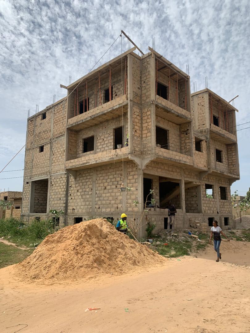 Immeuble R+3 à Vendre – Thiès Nguinth Extension Nasrou | 300m² | 6 Appartements + Sous-Sol | Bail | 150 Millions Négociable VMT