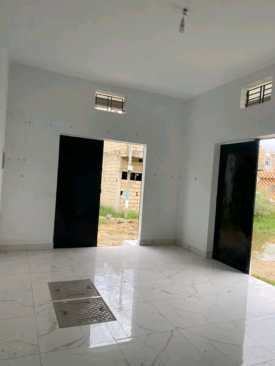 Magasin avec SDB à Louer – Keur Massar Unité 10 | 80 000 F/mois — photo 2