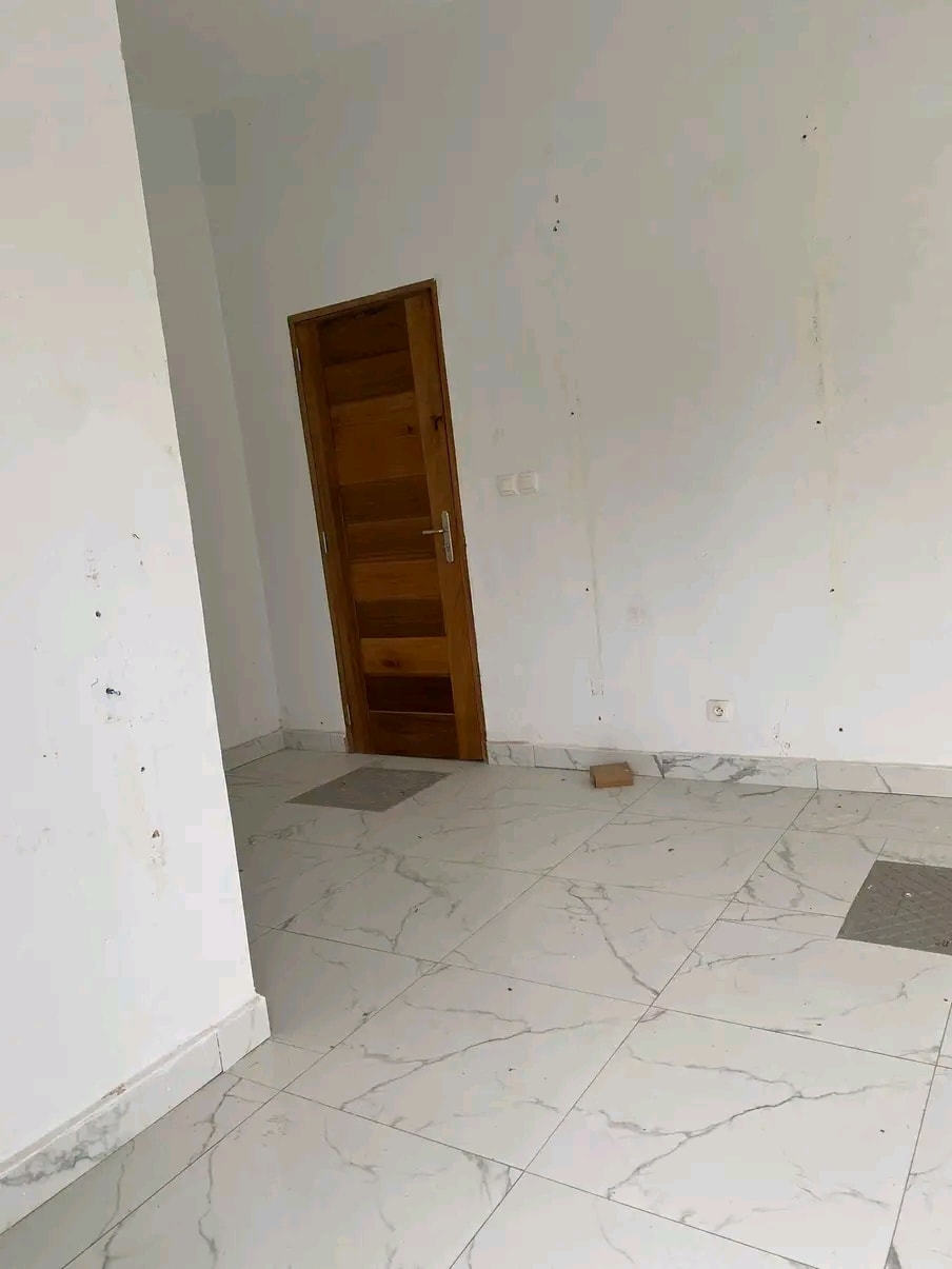 Magasin avec SDB à Louer – Keur Massar Unité 10 | 80 000 F/mois — photo 3