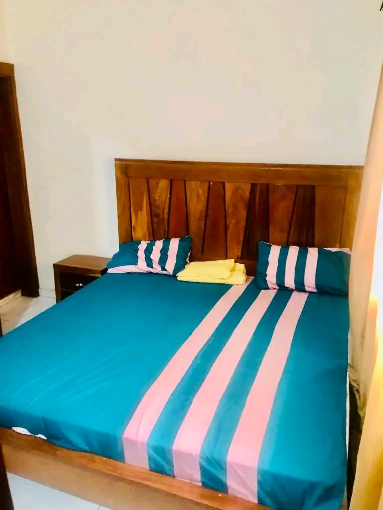 Studio Meublé WiFi à Louer – Saly Côté Auchan | Chambre + SDB + Salon | 250 000 F/mois