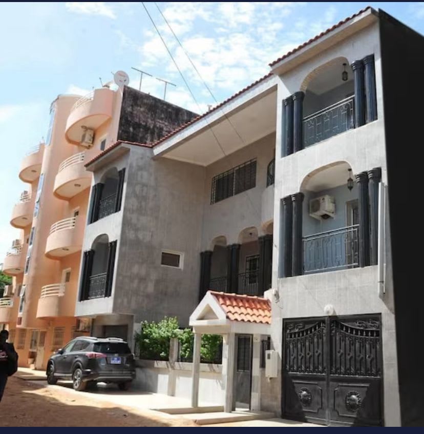 Immeuble R+2 300m² à Vendre – Almadies Rond-Point Zone 14 | 4 Studios + Grand Appart | Titre Foncier | Rentabilité Immédiate | 380 Millions