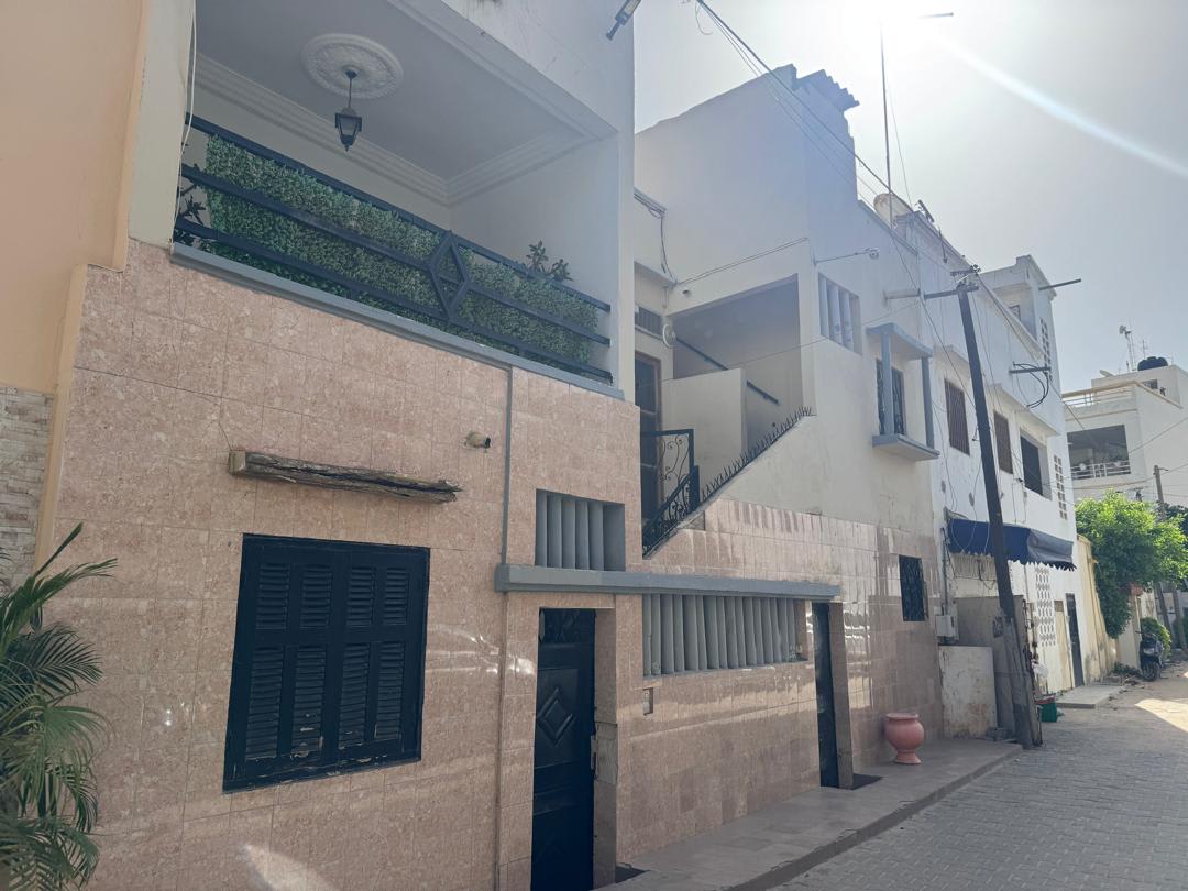 Villa R+1 172m² à Vendre | 7 Chambres | 2 Salons | Grand Balcon | Proche VDN & Centre Ville | Prête à Habiter | 235 Millions