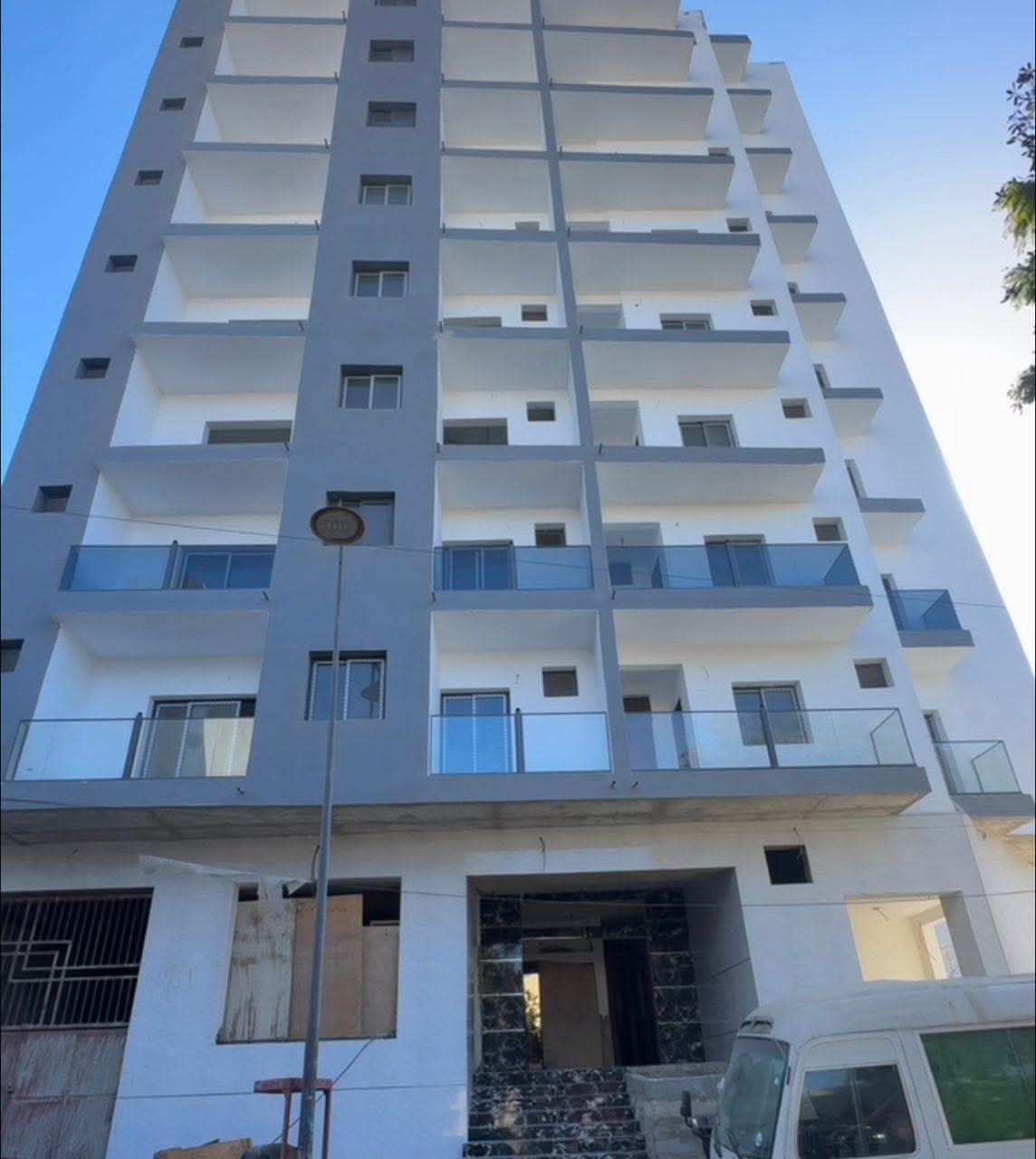 Immeuble R+8 Neuf Angle 300m² à Vendre – Médina Dakar | 32 Apparts + Magasins | Ascenseur + Parking Souterrain | 1,5 Milliard