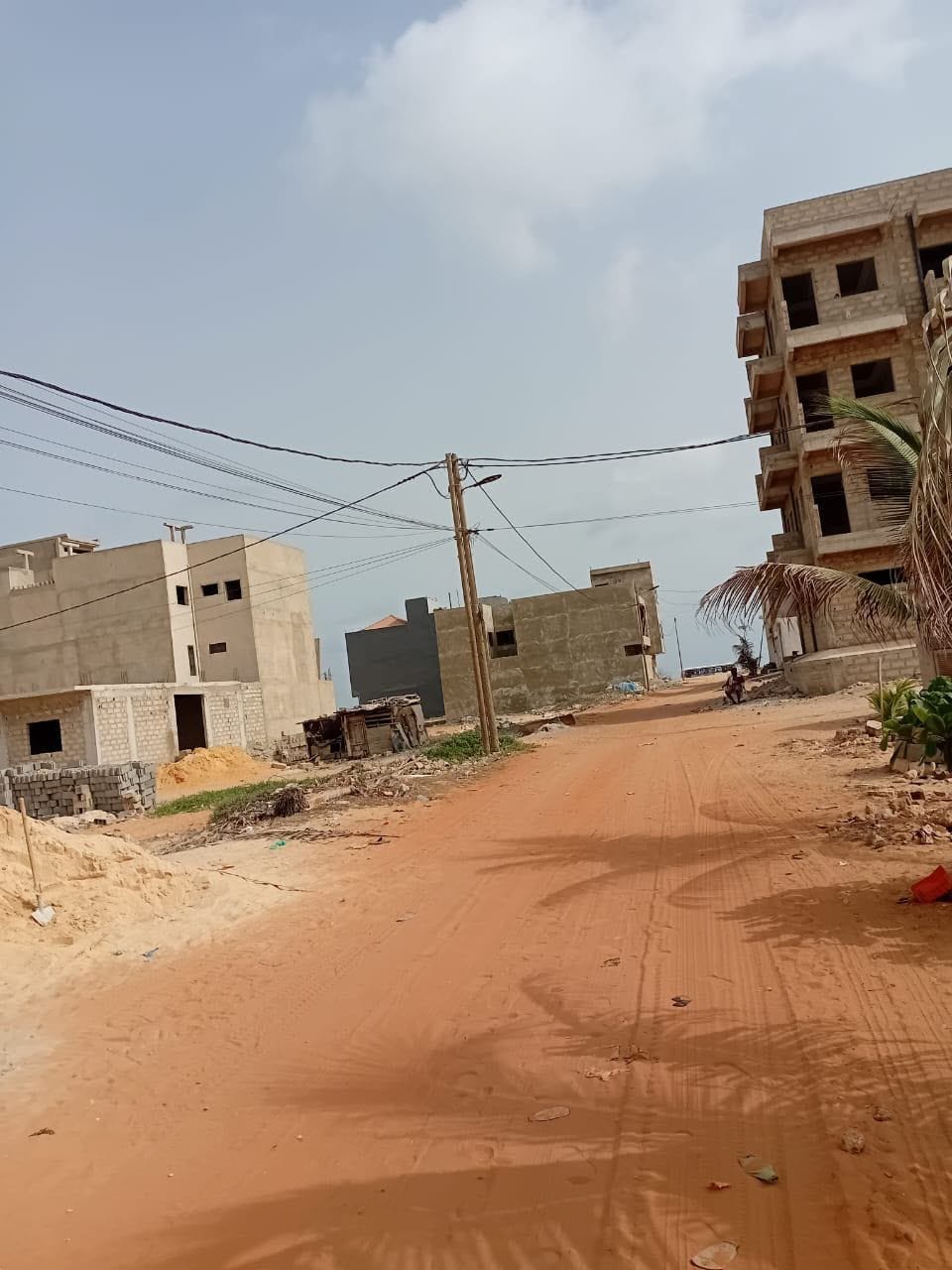 Terrain angle 200 m² double façade à vendre Cité Magistrats VDN 3 Dakar – Face Jardin Public et nouveau Tribunal, bail + quitus + main levée, 65 millions FCFA