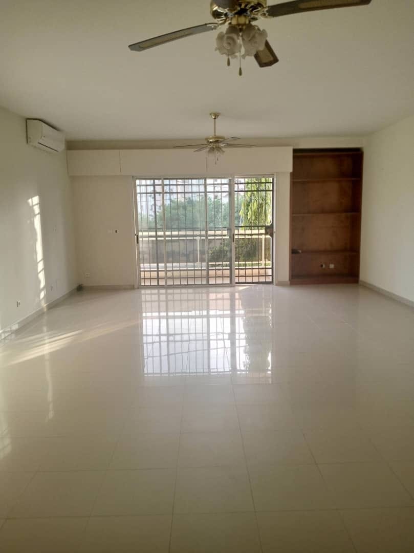 Appartement à louer à Mermoz, Dakar – grand espace de vie