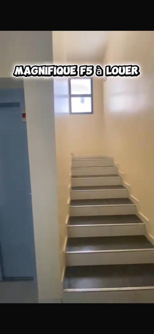 Appartement 4 chambres salon á Mermoz - Image 1