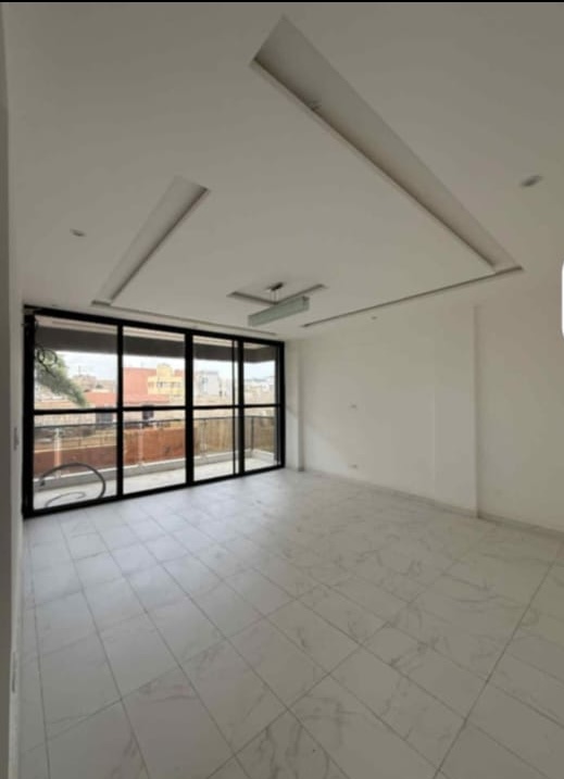 Immeuble Avec Chaque étage a 3 appartements de 2 chambres 3 toilettes 1 salon 1 cuisine équipée  - Image 1