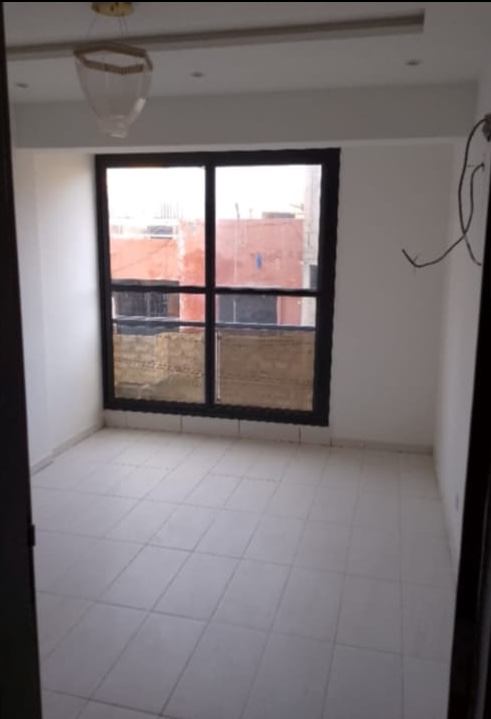 Immeuble Avec Chaque étage a 3 appartements de 2 chambres 3 toilettes 1 salon 1 cuisine équipée  - Miniature 3