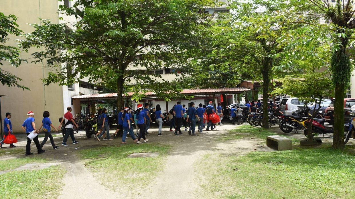 教会男女老少都出动协力做主工