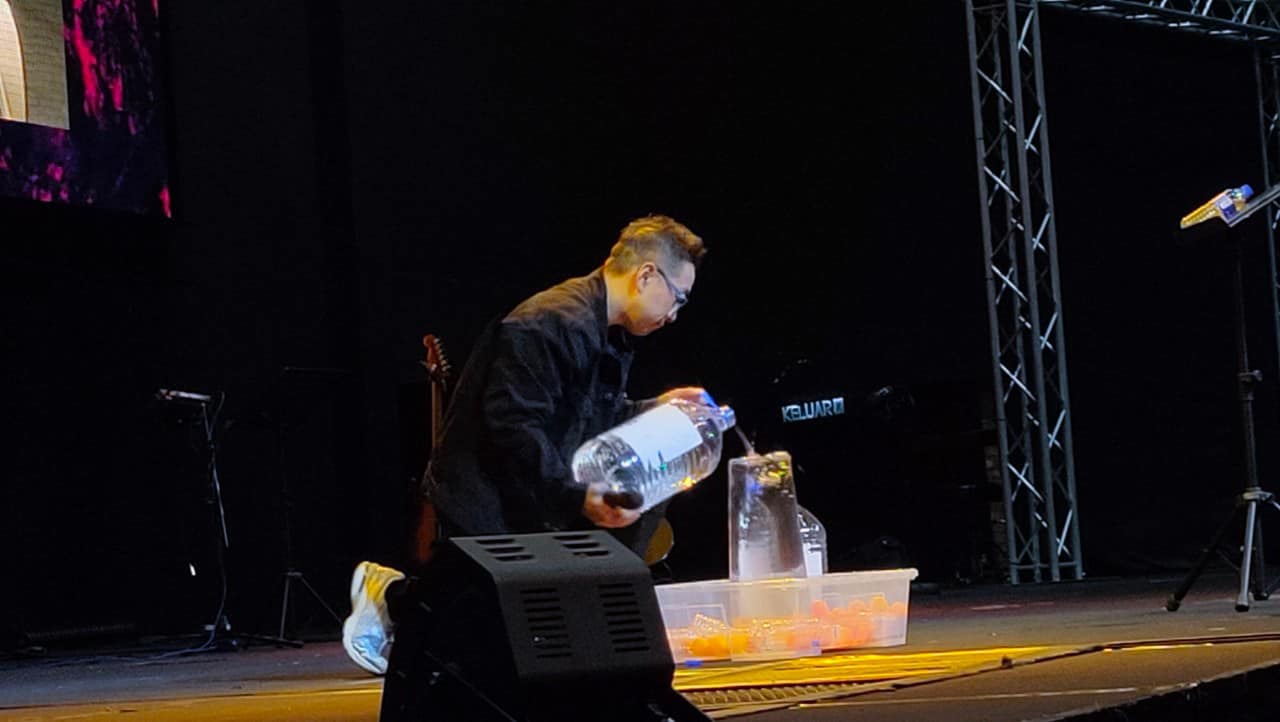 張光偉牧師現場示範被神充滿的生命