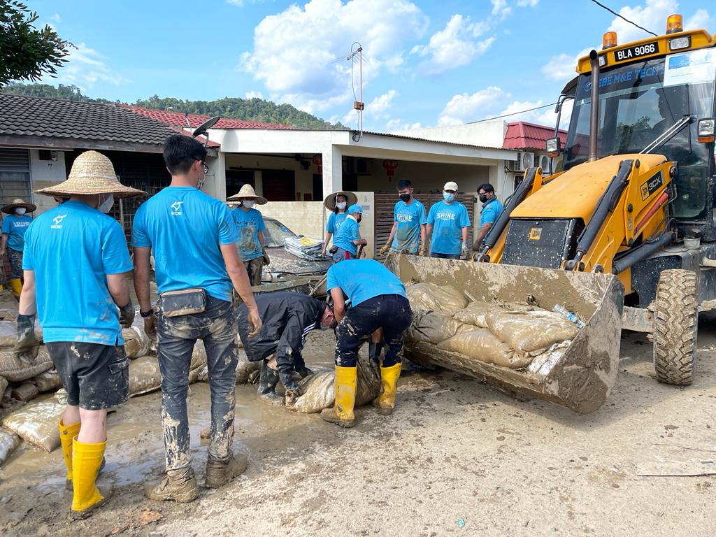 李祖國參與賑災，他目睹災難現場的慘況更意識到關懷地球的重要