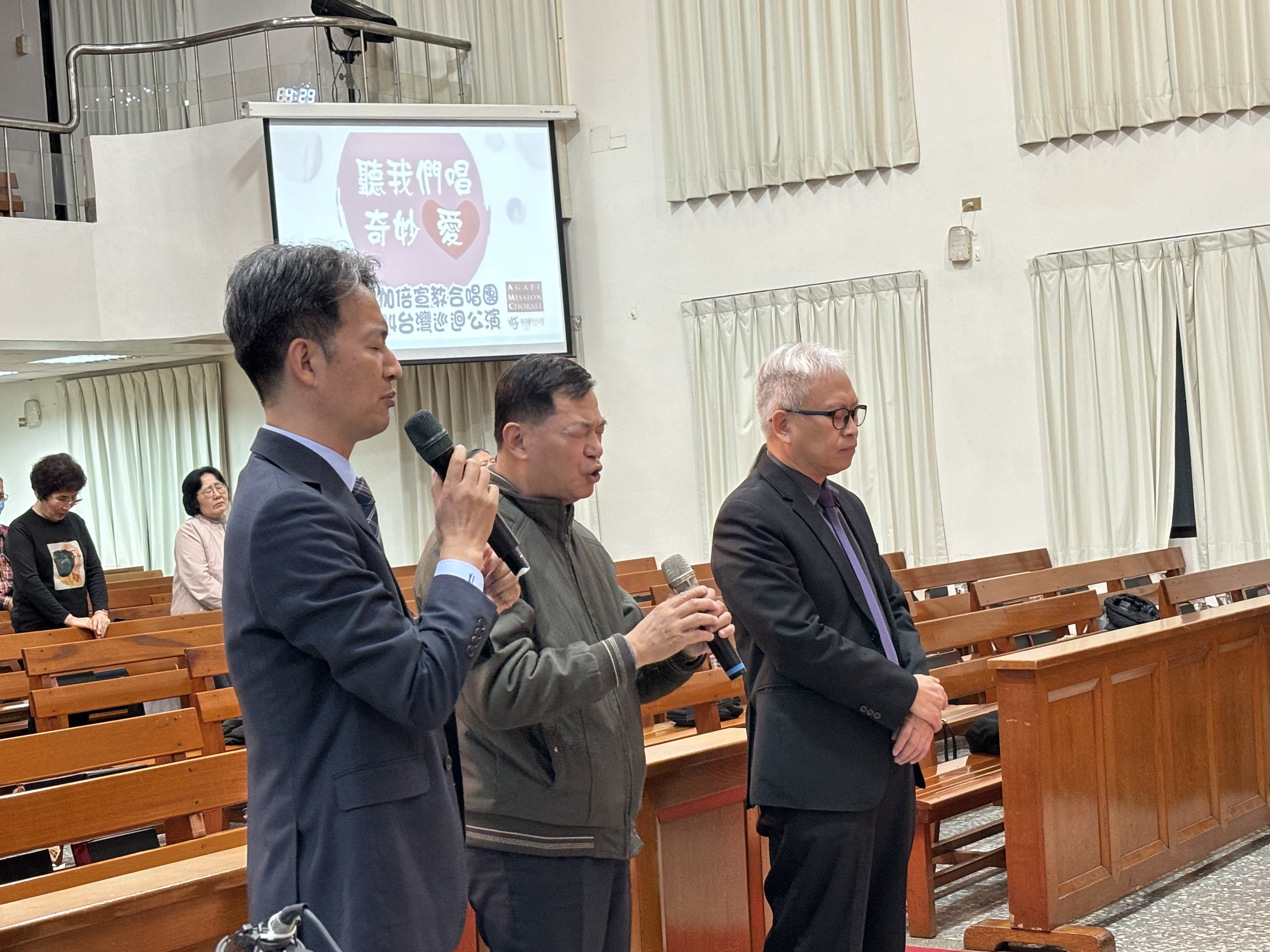 牧者們帶領為合唱團團員禱告。(圖/李容珍攝影)