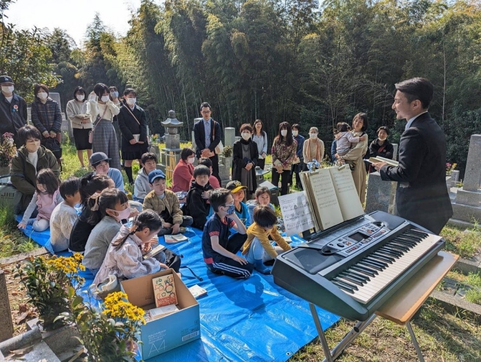 吉岡恵生牧師（右）參與教會活動。（圖／翻攝自高槻日吉台教會臉書）