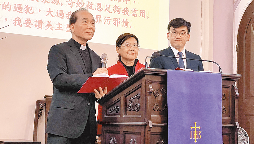 陳士良牧師與教會弟兄姊妹合影。（圖／受訪者提供）