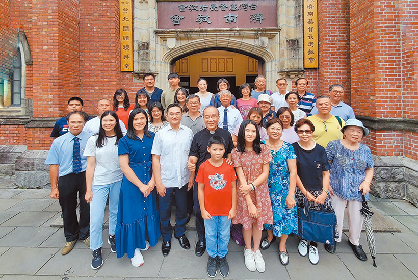 陳士良牧師和師母陳麗珍，以及次子陳敬恩牧師獻唱詩歌。（圖／本報資料照片）