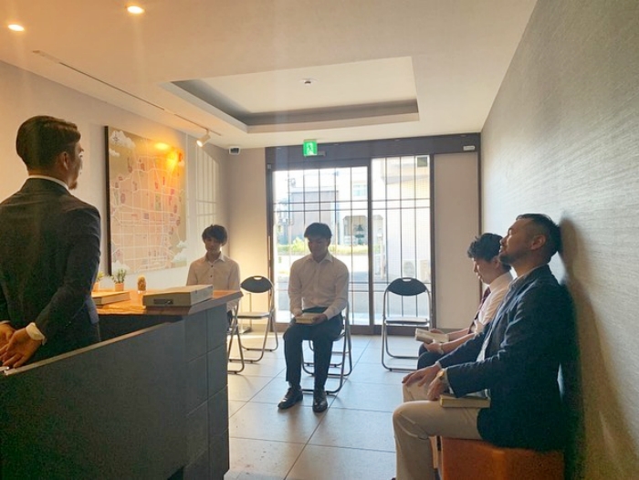 旅館員工為開業禱告。（圖／翻攝自FB@HOTEL ECCLESIA）
