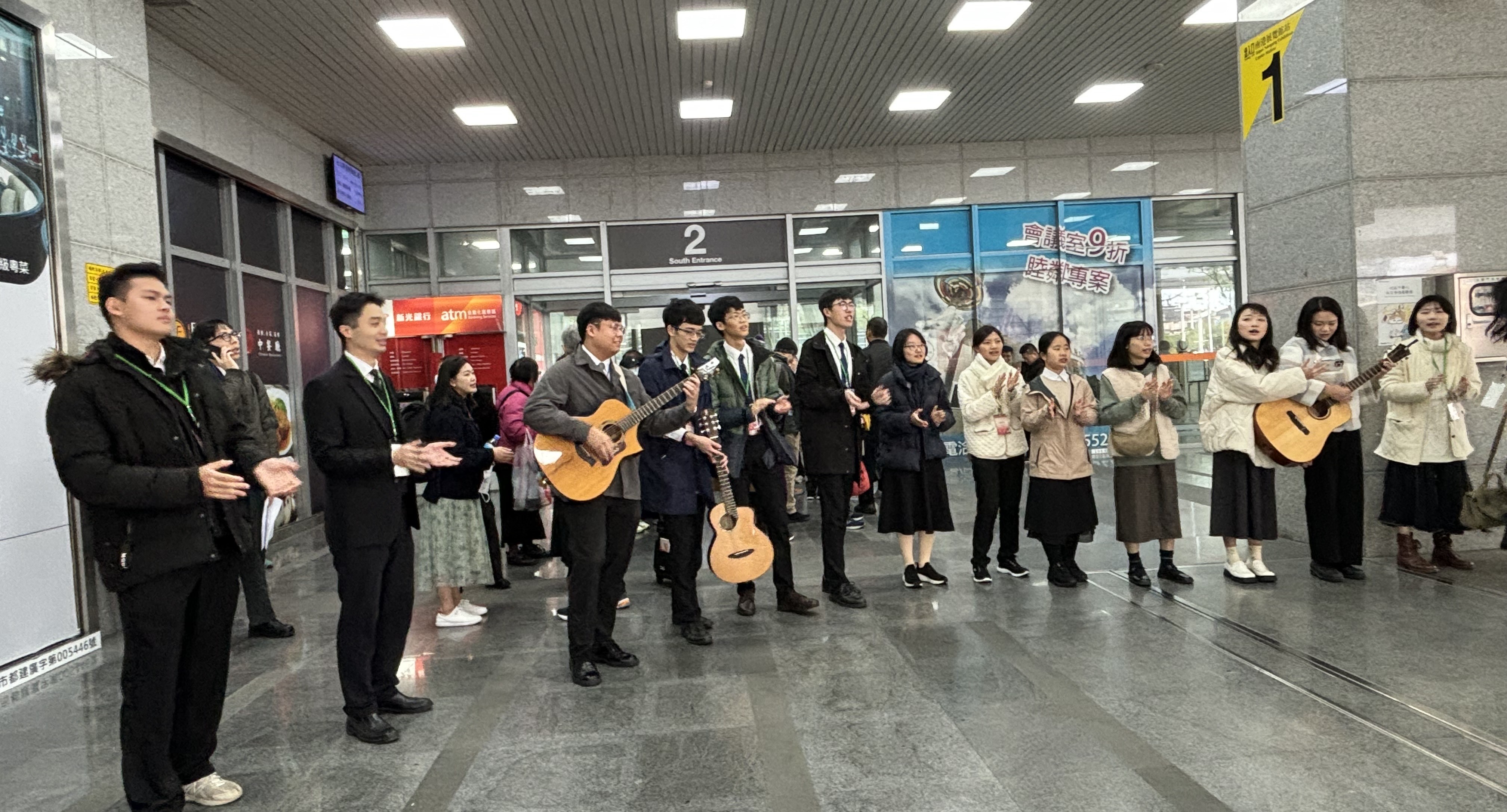 年輕人彈唱的迎賓隊伍。(圖/李容珍攝影)