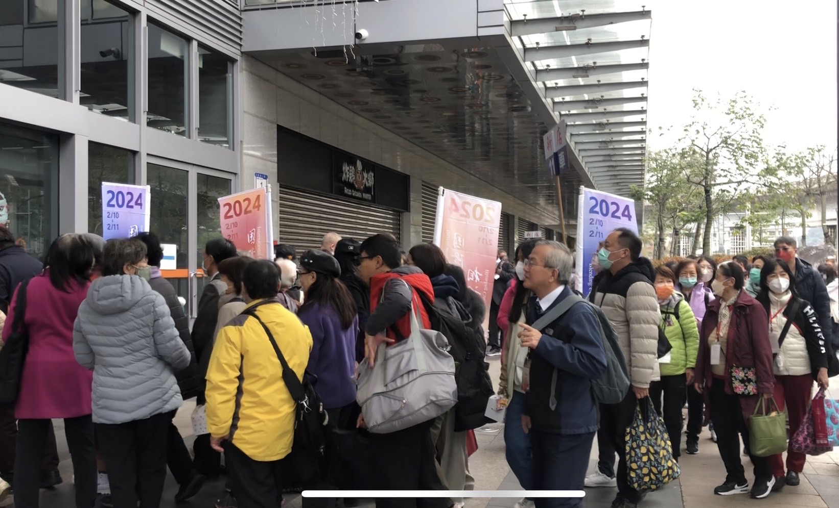 海內外聖徒蜂擁而至、絡繹不絕。（圖/楊育玫攝影）