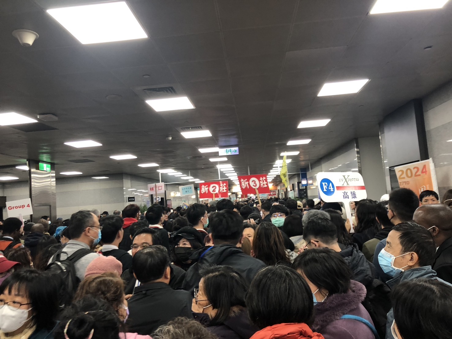 入場川流不息人潮。(圖/楊育玫攝影)