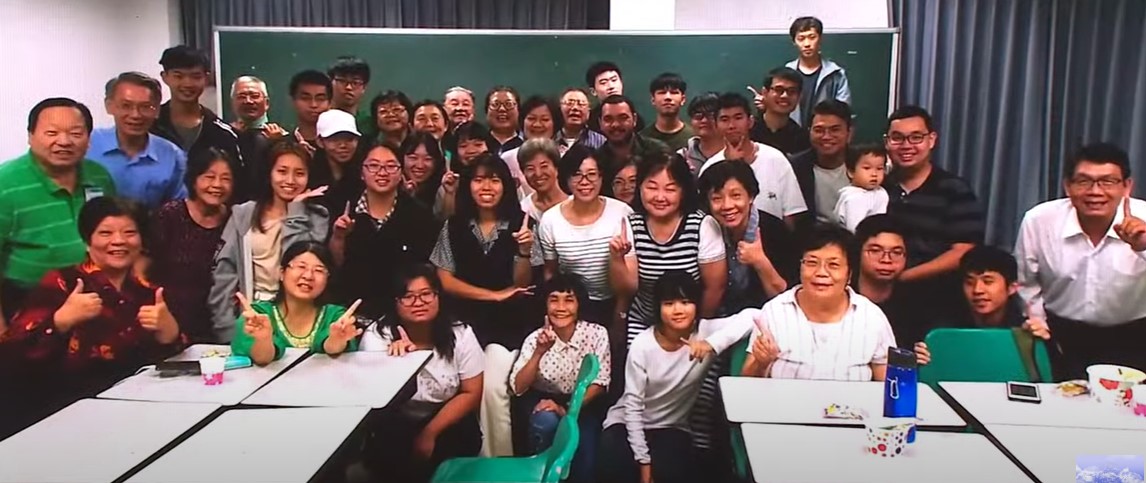 歷經屏東縣內埔鄉、鹽埔鄉到麟洛鄉的張名新弟兄(左穿綠色上衣)要把餘生獻給主。(直播截圖)