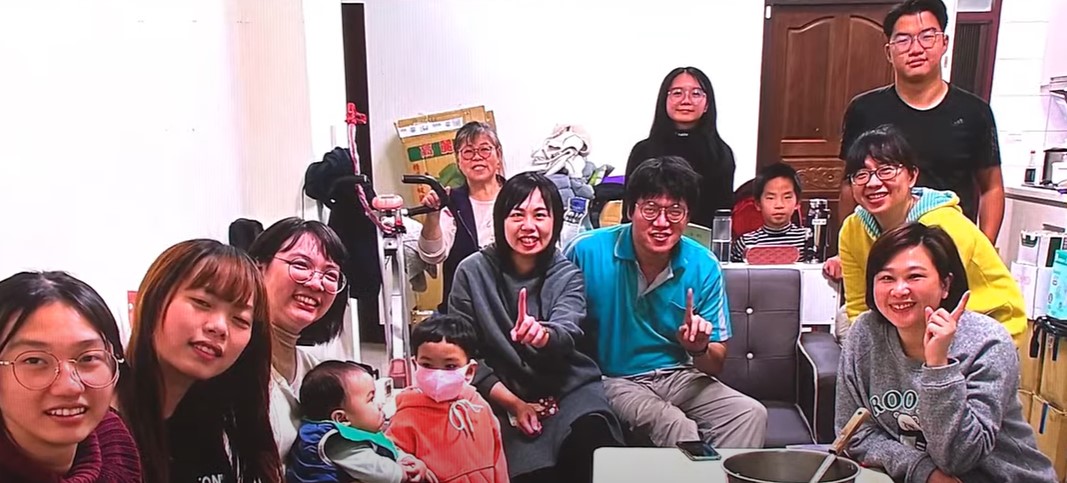 考上金門職缺，移民金門服事何俊明(圖中穿藍色上衣)，與弟兄姊妹開展金沙鎮工作。(圖/直播截圖)
