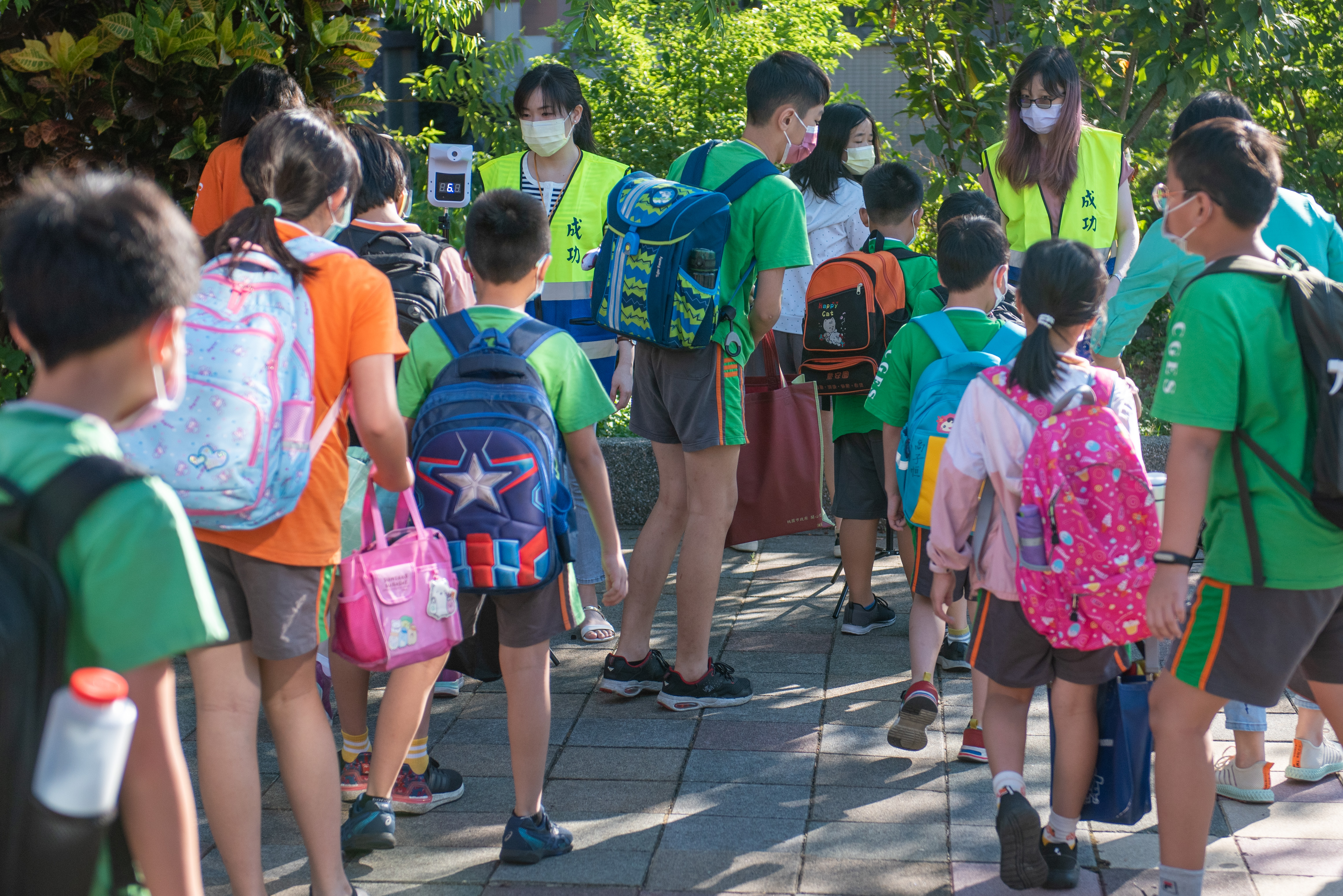 目前正處流感與腺病毒流行期，孩子開學建議帶口罩及在家量完體溫再上學。（桃園市政府提供）