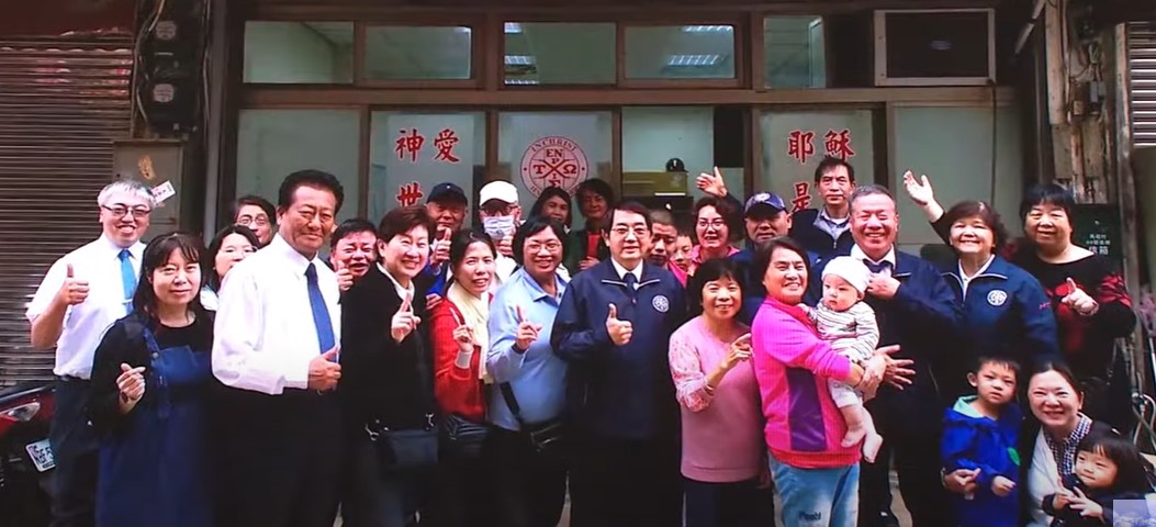 程柏諭(圖左)考上馬祖公務人員職缺，到馬祖與南竿聖徒過召會生活。(直播截圖)