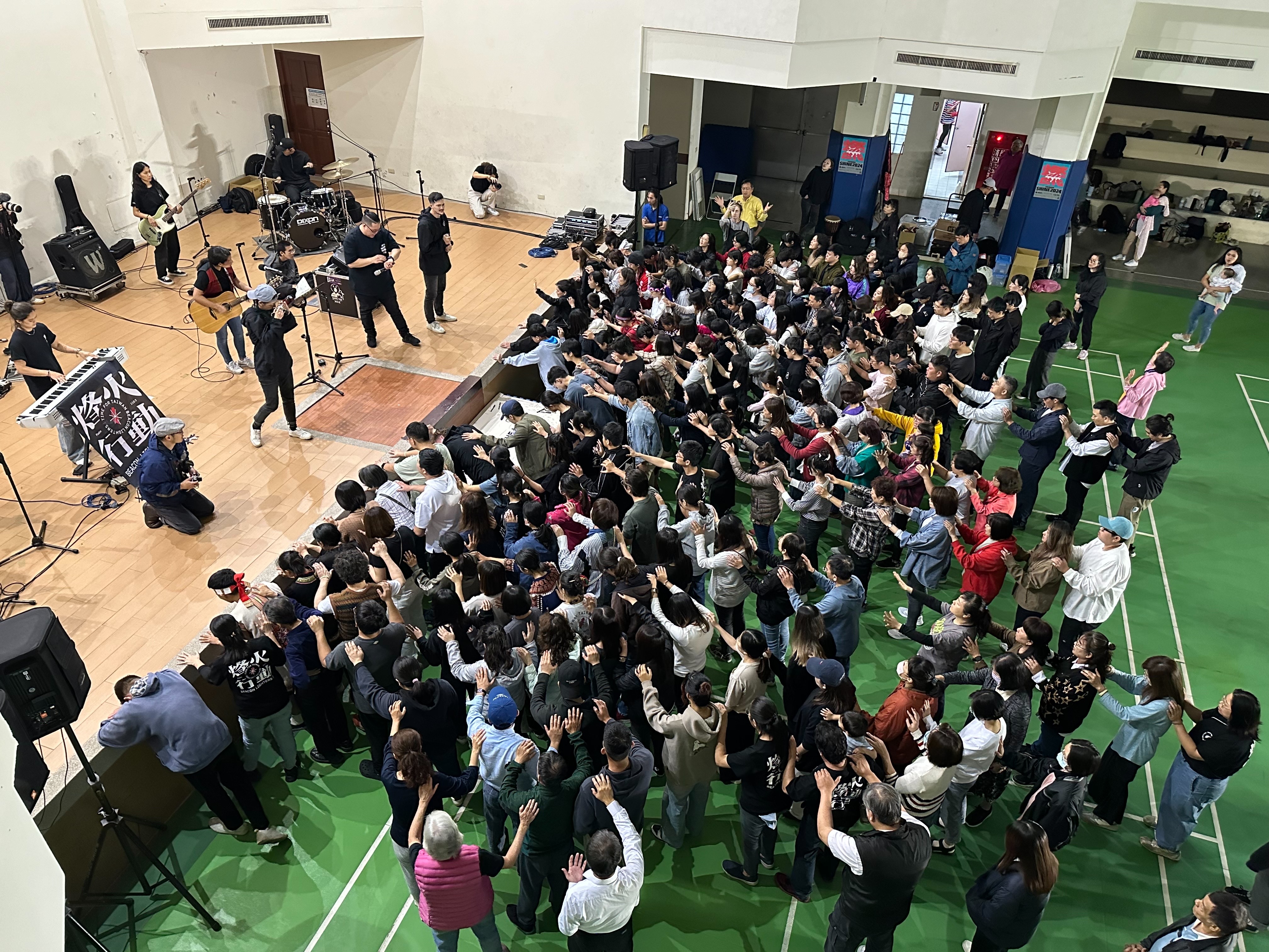 與會者踴躍走到台前搭肩接力禱告。（圖／洪嘉蔚攝影）
