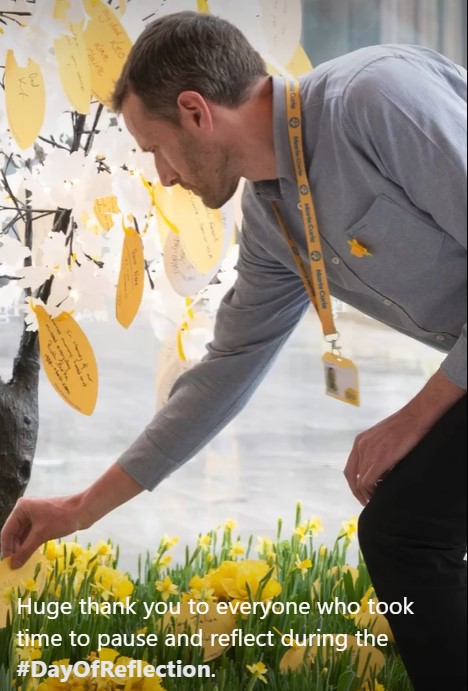 人們以鮮花在反思日表達緬懷新冠逝者之意。（圖／翻攝自FB@Marie Curie Charity）