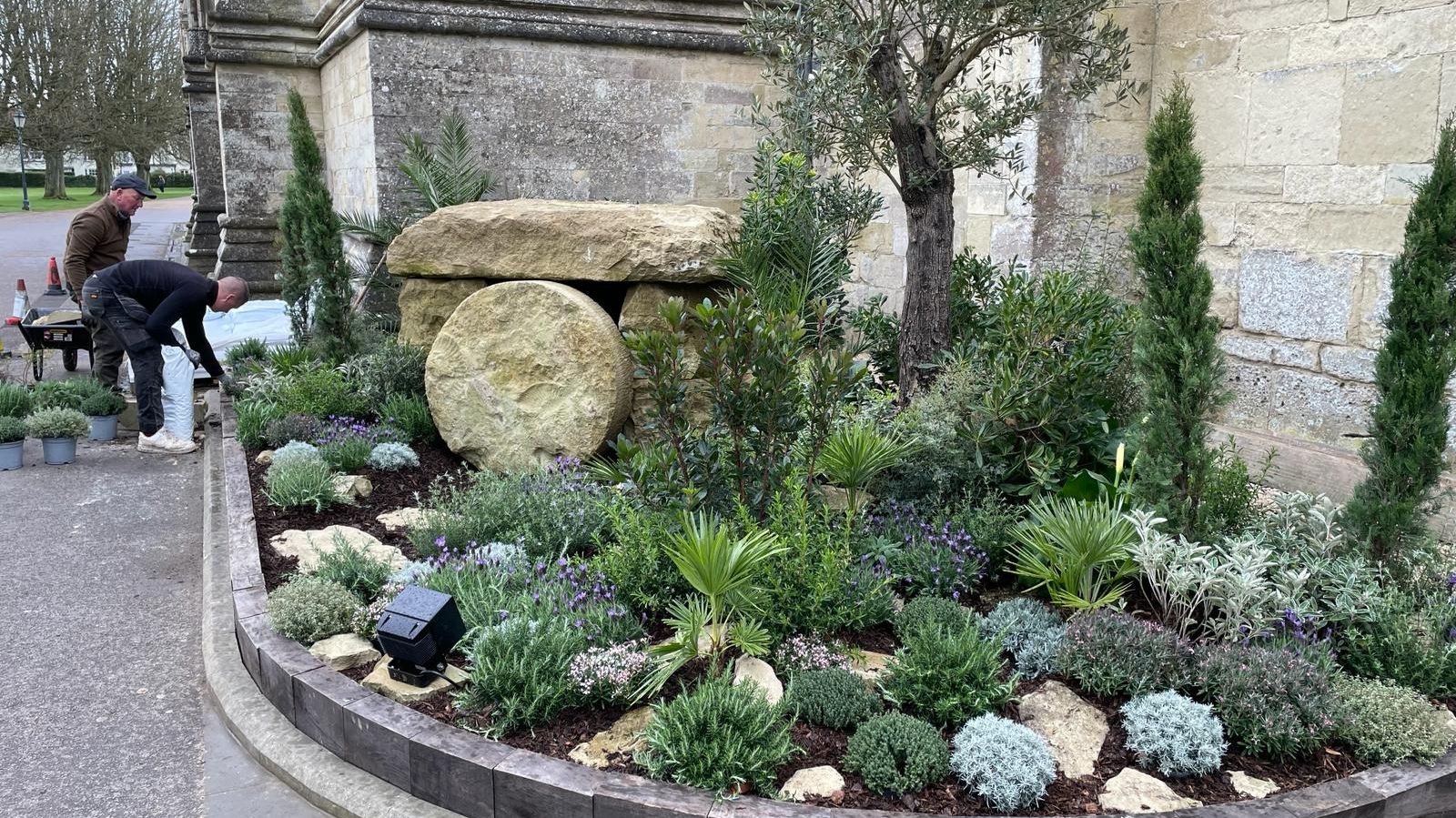 花園中安排了許多地中海植物。（圖／翻攝自IG@salisburycathedral）