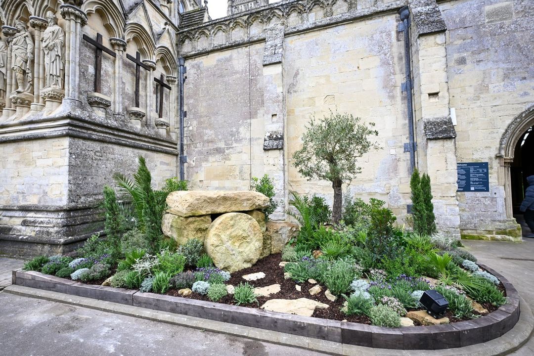 墳墓（中）和木製十字架（左上）是在教會工場製作的。（圖／翻攝自IG@salisburycathedral）