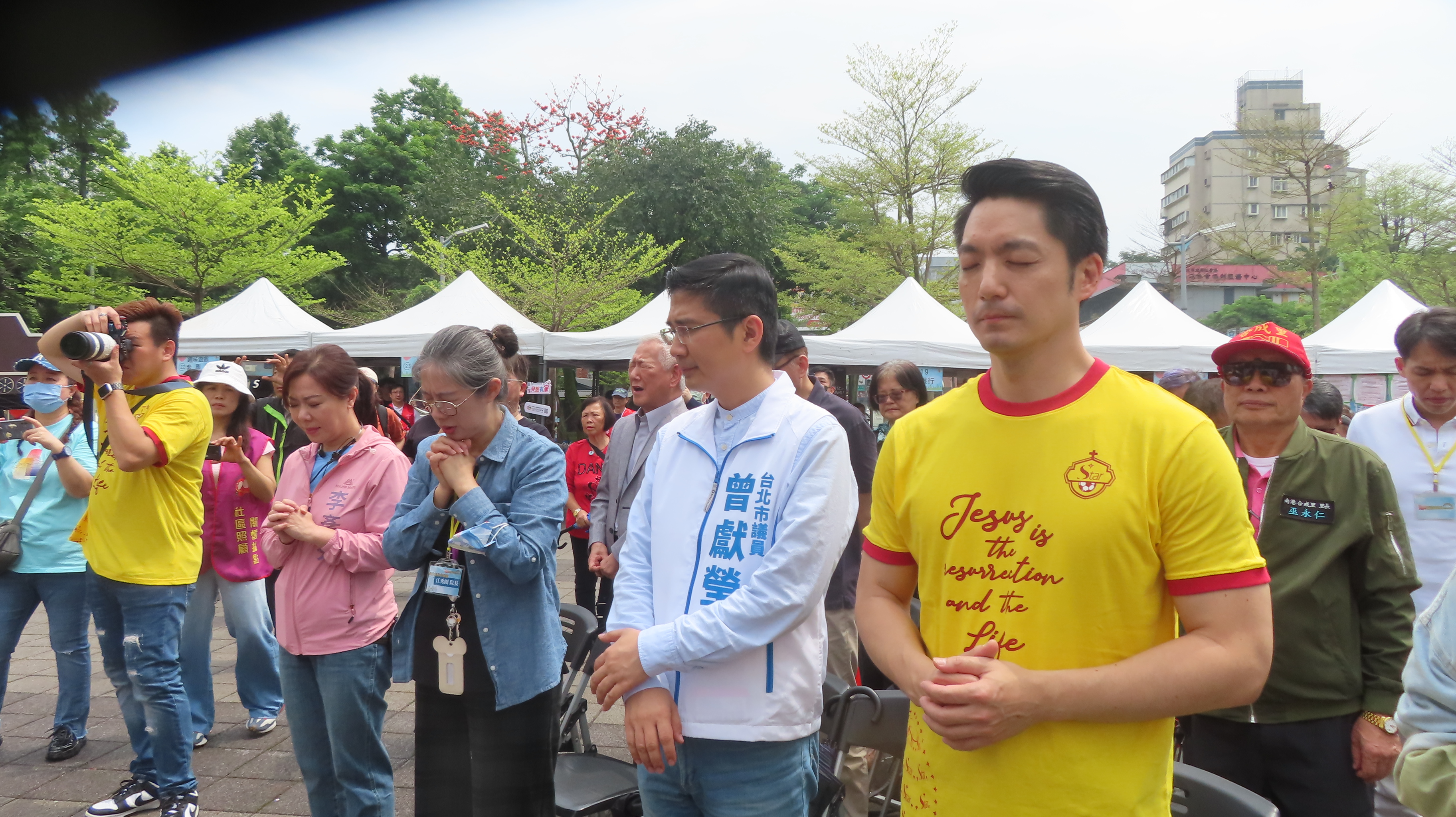 由右至左，蔣萬安市長，曾獻瑩議員，江秀圈院長及李彥秀立委禱告。（梁敬彥攝影）