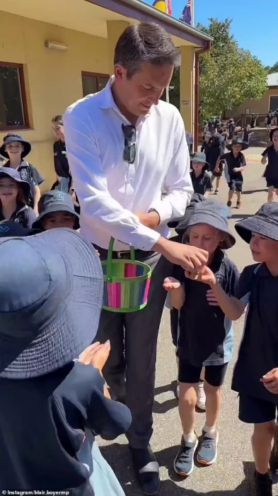 南澳教育廳長博耶到學校發送復活節彩蛋安慰小學生。（IG@blair.boyermp影片截圖）