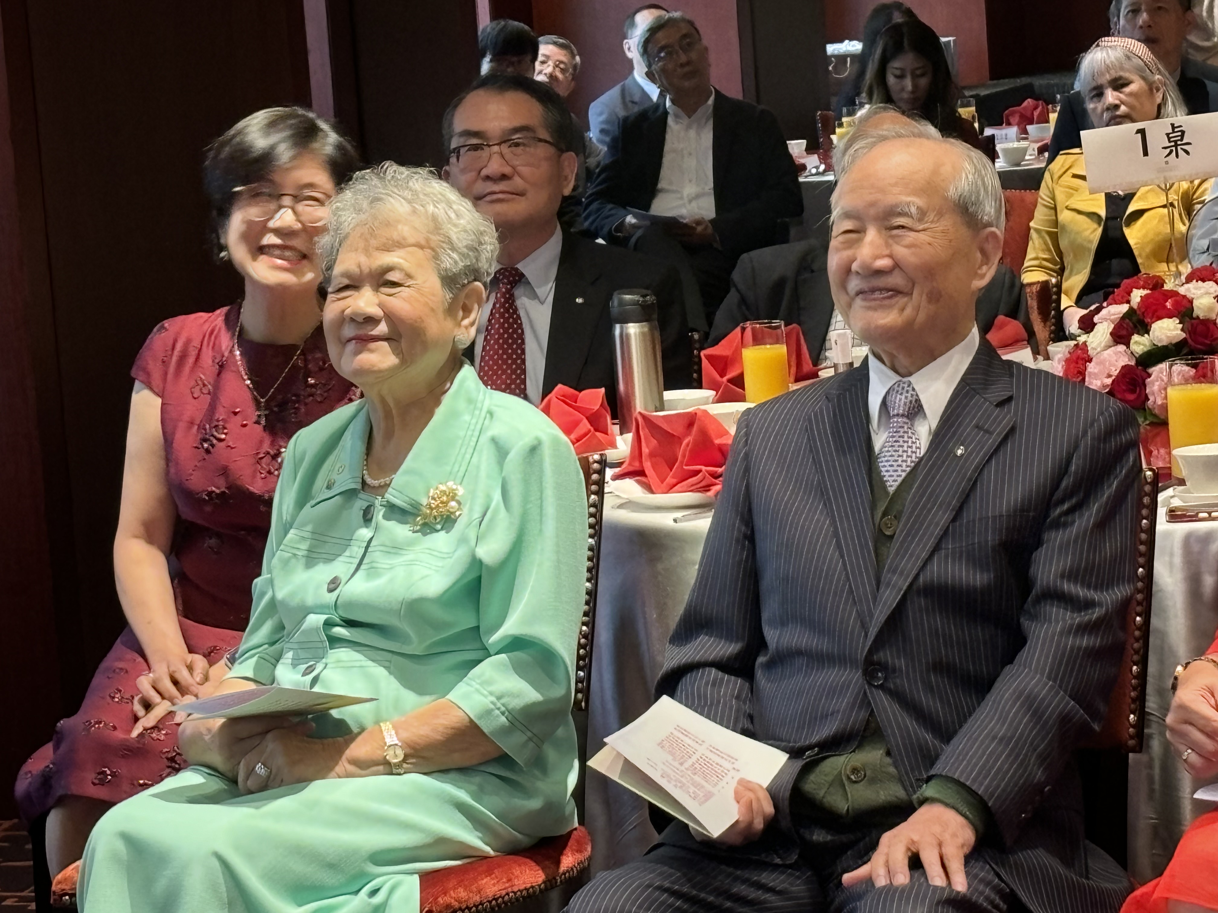 陳榮董和夫人滿臉笑容聽著字女和來賓分享。(圖/李容珍攝影)