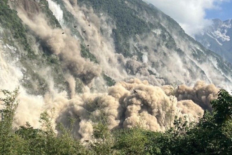 地震導致大規模走山。（圖／翻攝自記者爆料網）