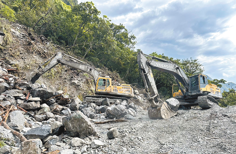 山區道路坍塌，出動怪手清除。（圖／翻攝自花蓮縣消防局臉書）