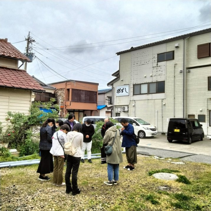 輪島教會會友圍聚起來禱告。（圖／翻攝自uccj-chubu.com）