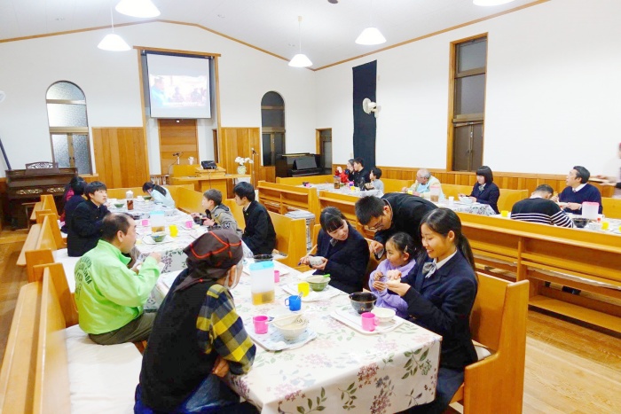 學生及會友在教會內快樂享用餐點。（圖／翻攝自新居濱教會臉書）