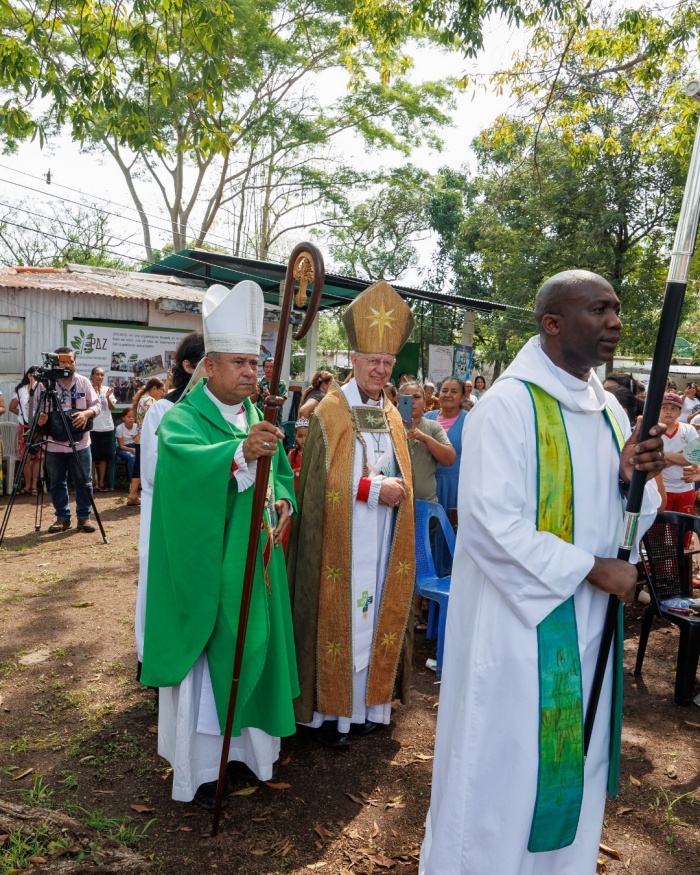 與當地聖公會牧師舉行聖禮儀式。（圖／翻攝自IG@justinwelby4）