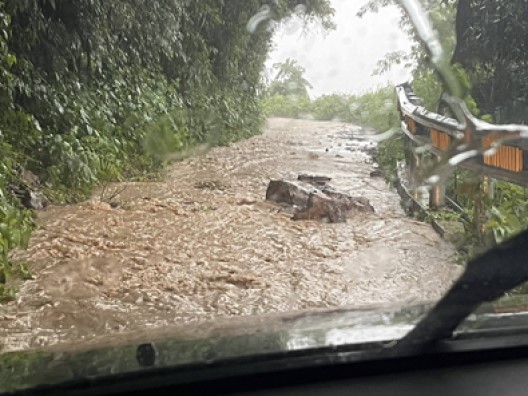 （南投縣仁愛鄉翠巒部落聯外道路大雨造成土石流，芥菜種會將緊急開設備災儲糧倉供應生活物資。圖／芥菜種會提供）