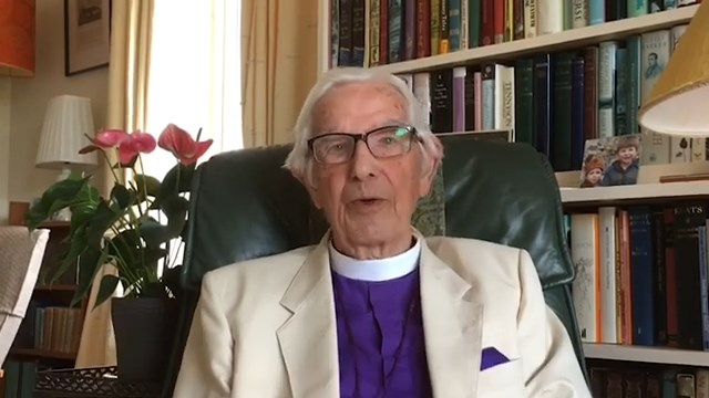 2020年在大不列顛及愛爾蘭讚美詩協會製作的影片中講話。（YOUTUBE＠HYMN SOCIETY OF GREAT BRITAIN AND IRELAND影來源YOUTUBE＠大不列顛和愛爾蘭讚美詩協會）
