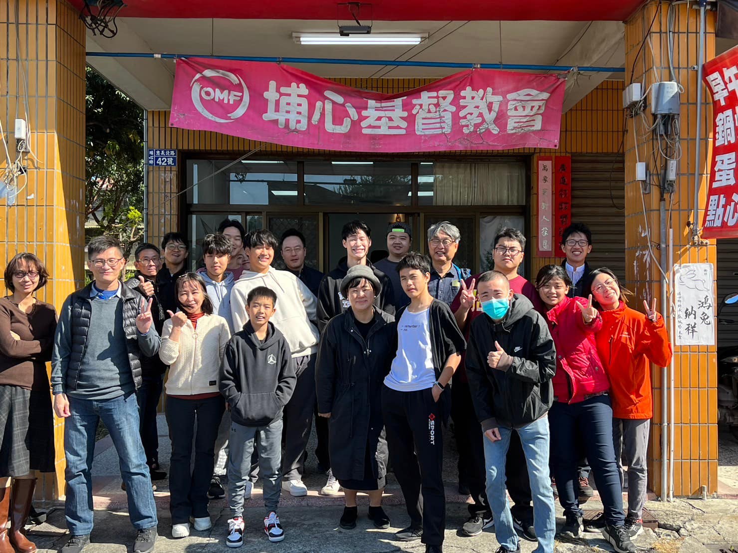 弟兄姊妹合影(教會舊址)。(圖/埔心妻督教會臉書)