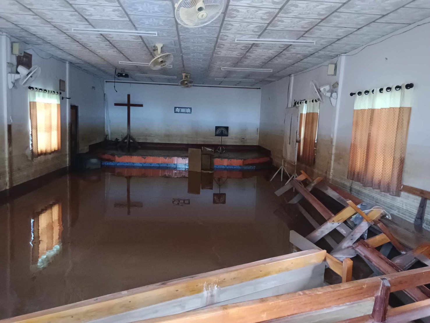 Phupha Church受損情況非常嚴重。