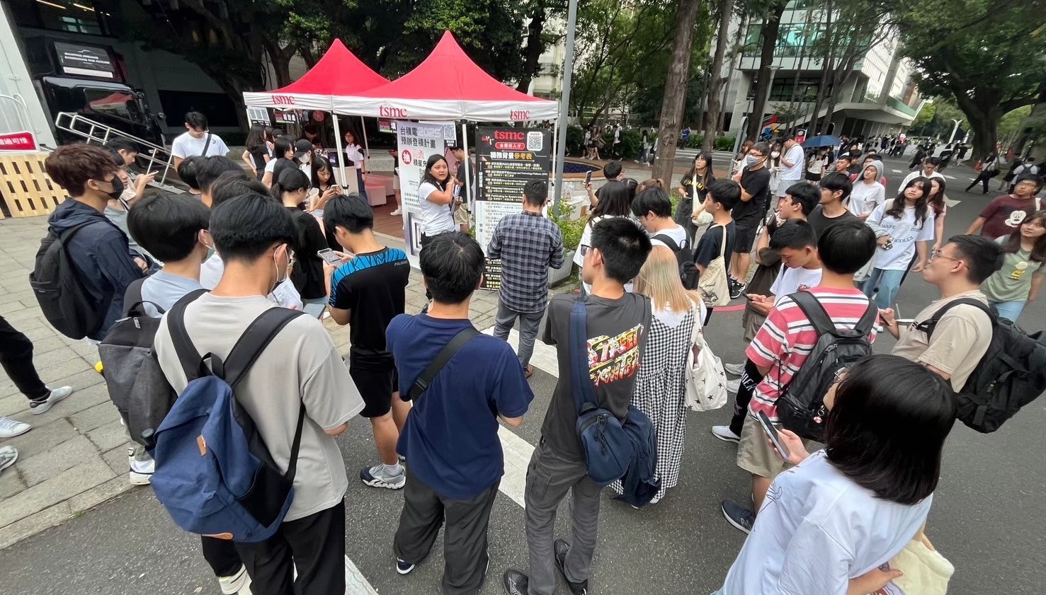 台積電(TSMC)至中原大學舉辦校園徵才活動，學生參與情形踴躍。(圖/中原大學提供)