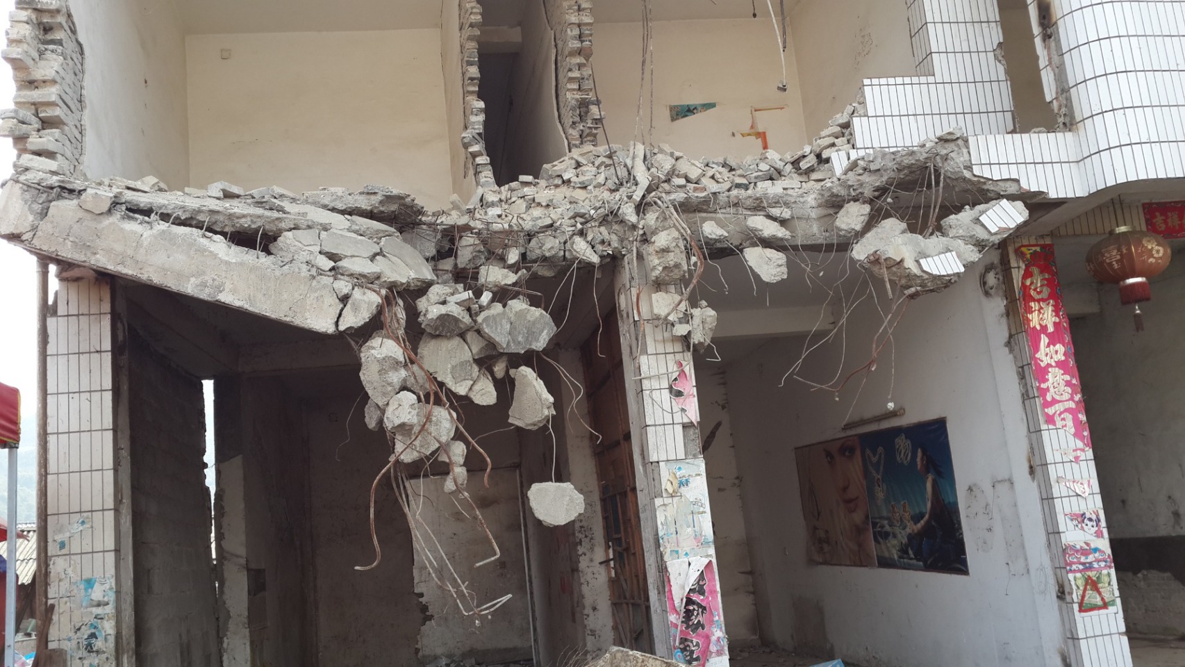 地震後，一棟三層建築物牆體與樓板垮落，鋼筋裸露、瓦礫堆滿整個出入口。這樣的場景遍佈災區，許多家庭在瞬間失去遮蔽之所，災民只能倉皇逃命。這不是一場單純的自然災害，而是針對已在內戰中受苦人民的再一次重擊。