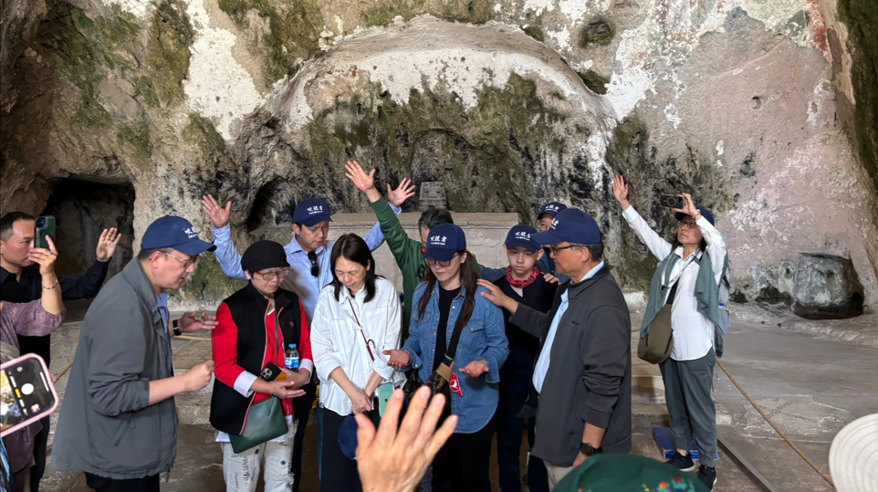 為「主恩旅遊」的團隊抹油禱告prayed Pray for the team of Grace Tours